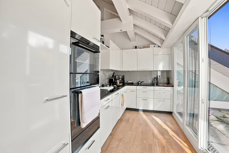 Grosszügige 100 m² Dachgeschosswohnung mit schöner Aussicht, Dachterrasse & privatem Parkplatz (3)