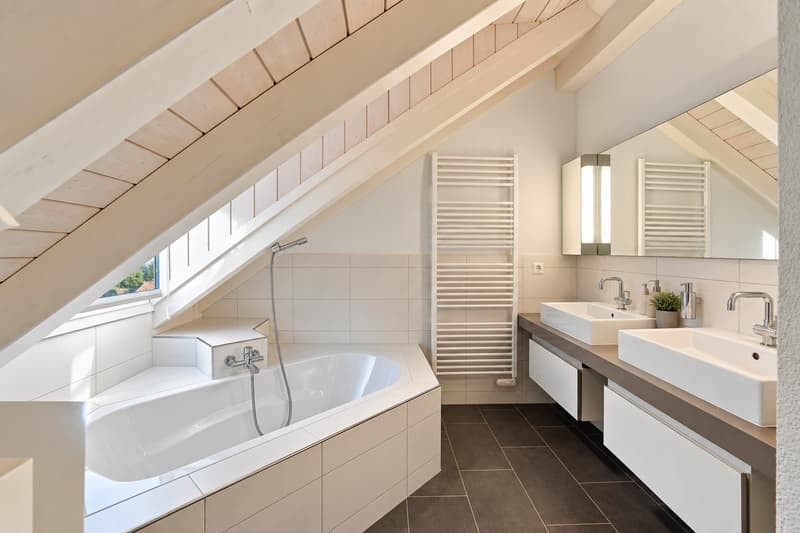 Grosszügige 100 m² Dachgeschosswohnung mit schöner Aussicht, Dachterrasse & privatem Parkplatz (5)