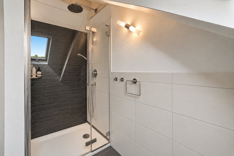 Grosszügige 100 m² Dachgeschosswohnung mit schöner Aussicht, Dachterrasse & privatem Parkplatz (7)