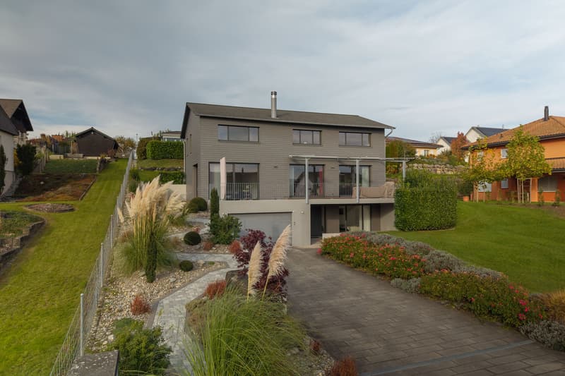Zeitlose Architektur an ruhiger Wohnlage (1)