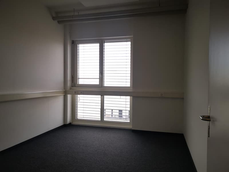 Bureau aménagé dans un excellent emplacement (8)