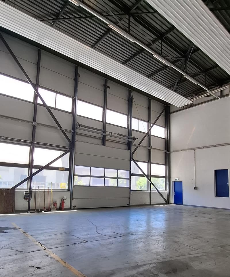 Funktionale Gewerbehalle 861 m2  mit grosser Raumhöhe und Büroeinheit (3)