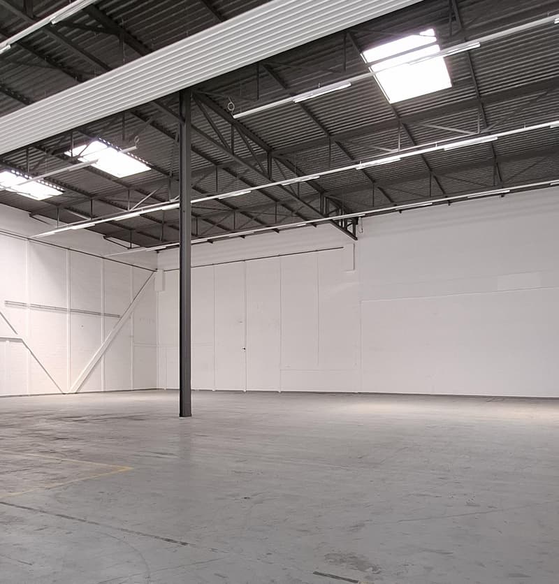 Funktionale Gewerbehalle 861 m2  mit grosser Raumhöhe und Büroeinheit (5)