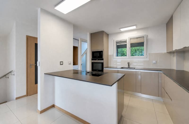 Villa mitoyenne de 5,5 pièces avec espace de jardin privatif de 200m2 (2)