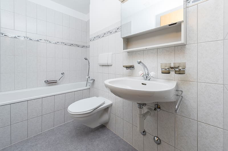 Bad mit Badewanne (2)
