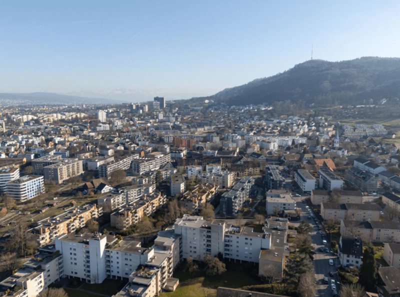 LICHTDURCHFLUTET MIT UNVERBAUBARER SICHT AUF DEN UETLIBERG