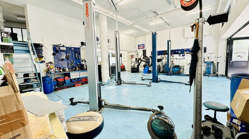 Garage tradizionale con cuore e futuro (1)