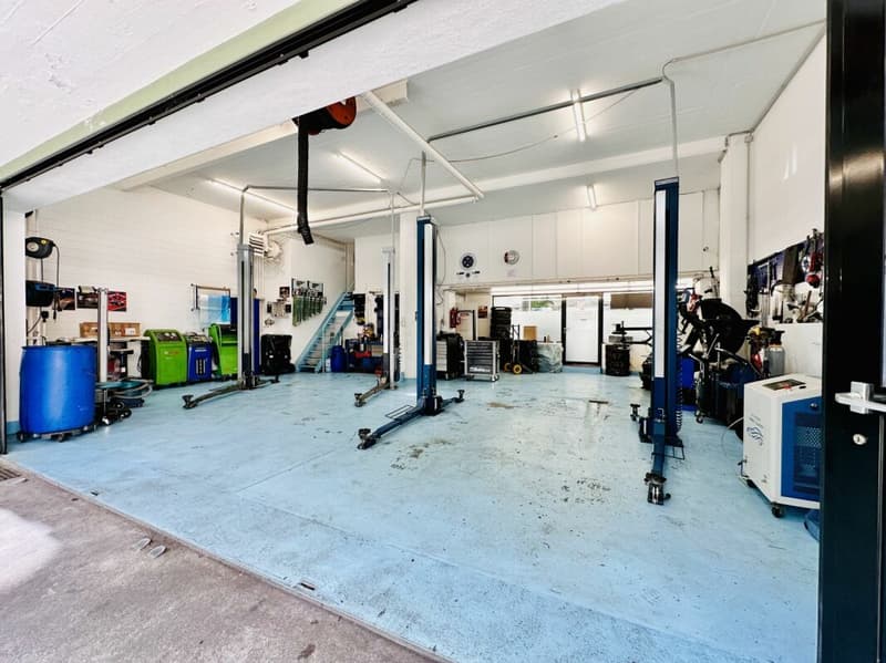 Garage tradizionale con cuore e futuro (2)