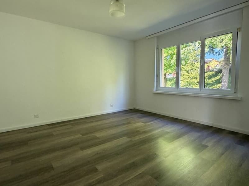 MODERNES WOHNEN MIT VERGLASTEM BALKON UND BLICK INS GRÜNE (3)