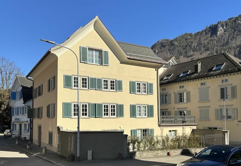 Apartment building in the old town of Glarus (2)
