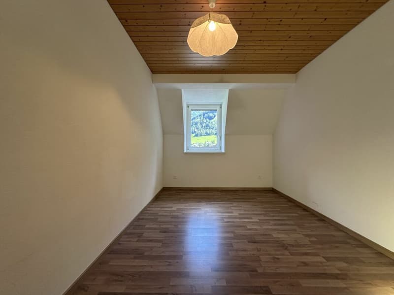 6 Zimmer Dachwohnung direkt beim Bahnhof Linthal (10)