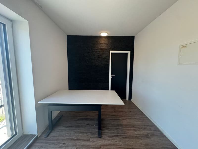 Heller Praxis-, Büro- oder Atelierraum an guter Lage in Dietikon (2)