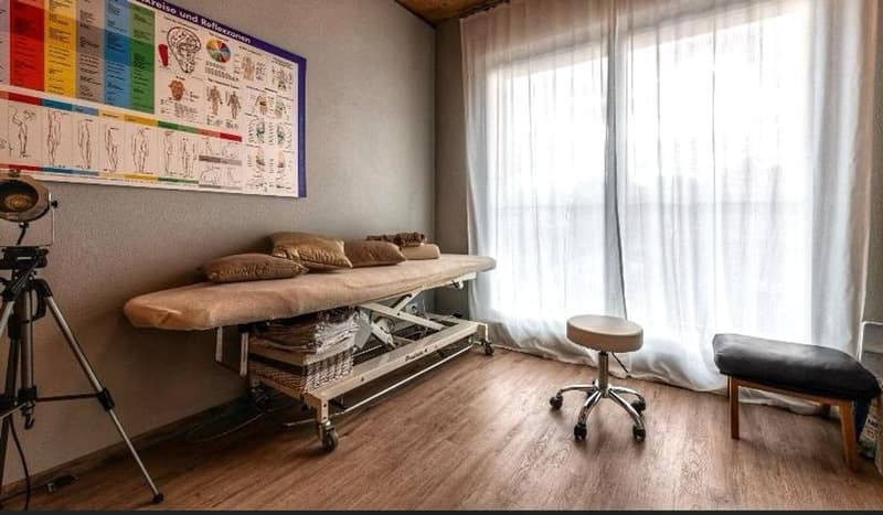 Architektonisches Highlight: 5.5-Zimmer Büro-/Praxisfläche mit viel Licht & Stil (10)