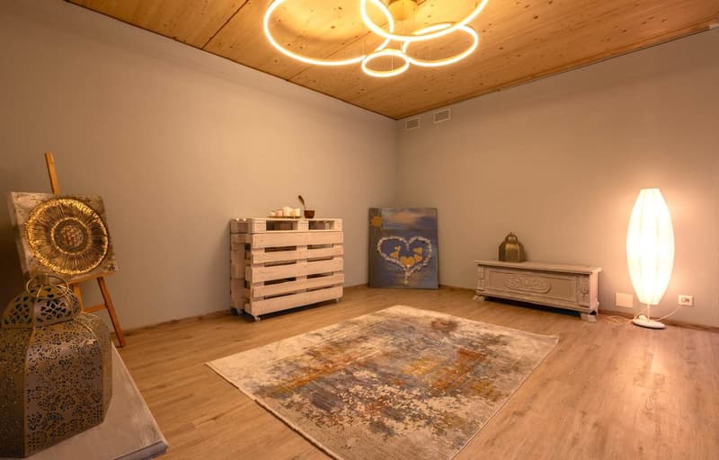 Architektonisches Highlight: 5.5-Zimmer Büro-/Praxisfläche mit viel Licht & Stil (13)