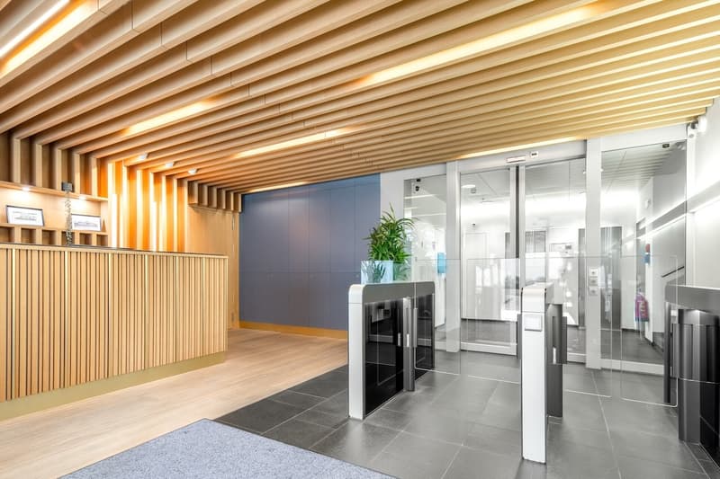 Modernes Geschäftshaus, ideal für eine Bank (6)