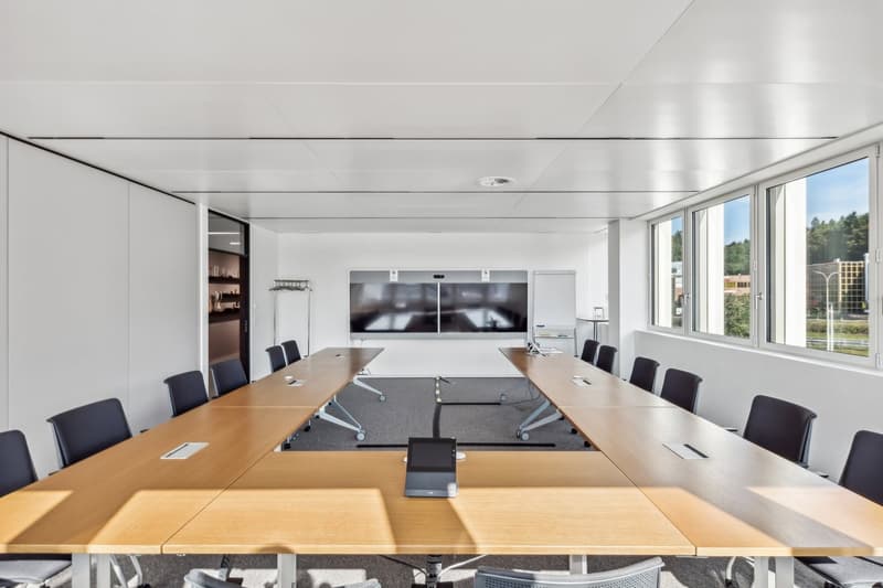 Modernes Büro mit Empfang und Seesicht zur Miete (2)