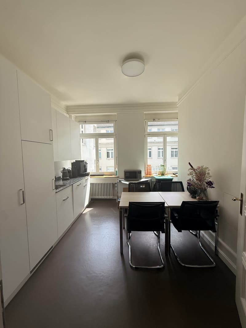 Bürofläche mit Balkon im Vormieterausbau (3)
