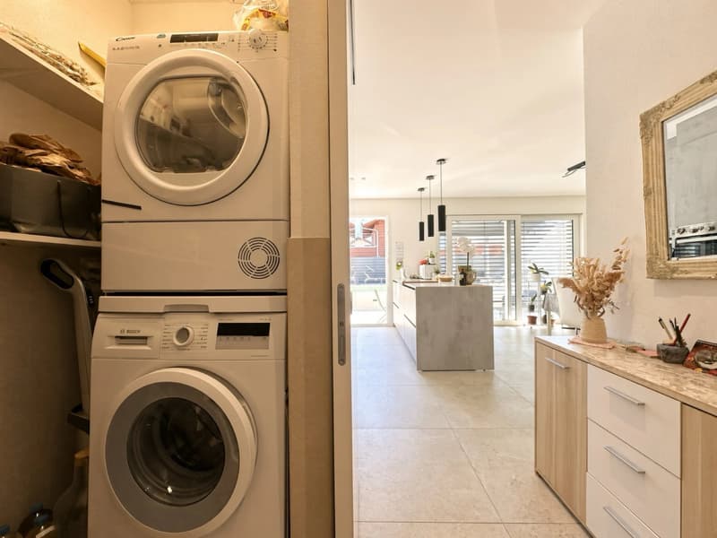 Collombey | Maison contemporaine de deux appartements avec terrasses et accès piscine (7)