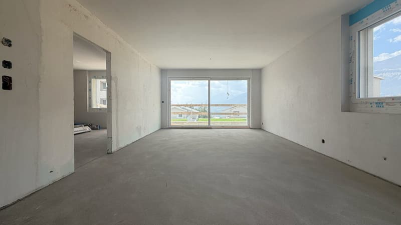 Séjour- Vue 2 (État au 08.09.2026) / Living Room - View 2 (As of September 8, 2026) / Soggiorno - Vista 2 (Situazione al 08.09.2026)