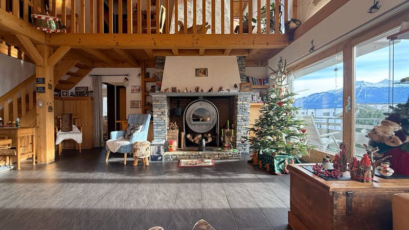 Chalet - Séjour avec cheminée à bois / Chalet - Living room with wood-burning fireplace / Chalet - Soggiorno con caminetto a legna