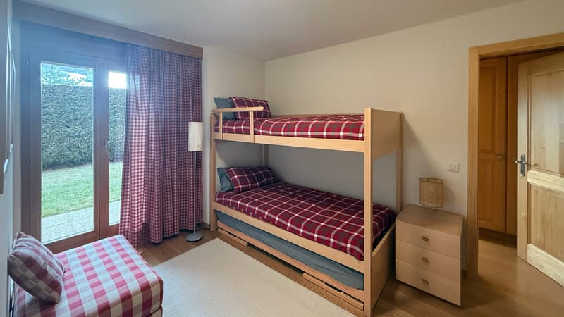 Chambre secondaire avec accès terrasse et armoires de rangement / Secondary bedroom with terrace access and storage cupboards / Camera da letto secondaria con accesso alla terrazza e armadietti di st