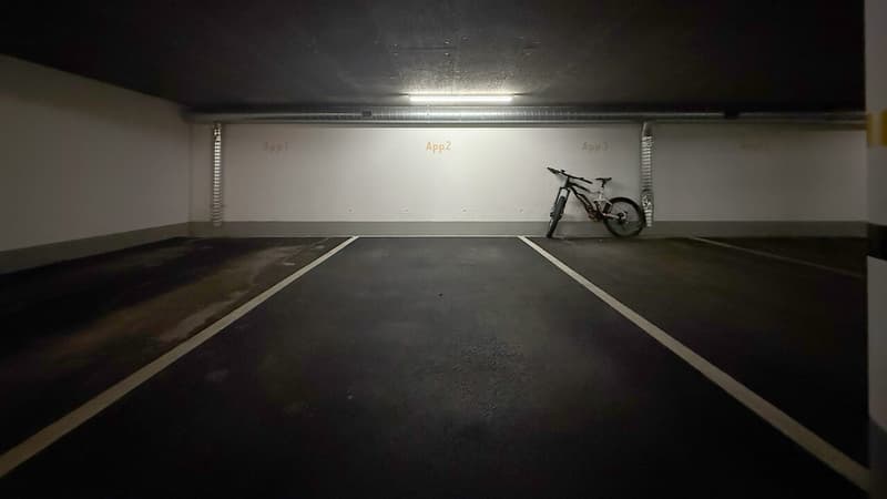 Place de parc intérieure / Indoor parking space / Parcheggio interno