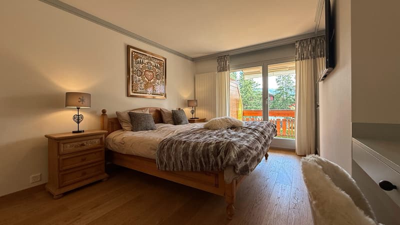 Chambre principale avec accès au balcon / Master bedroom with balcony access / Camera da letto principale con accesso al balcone