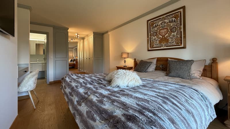 Chambre principale avec dressing et salle de douche / Master bedroom with dressing room and shower room / Camera da letto principale con spogliatoio e doccia
