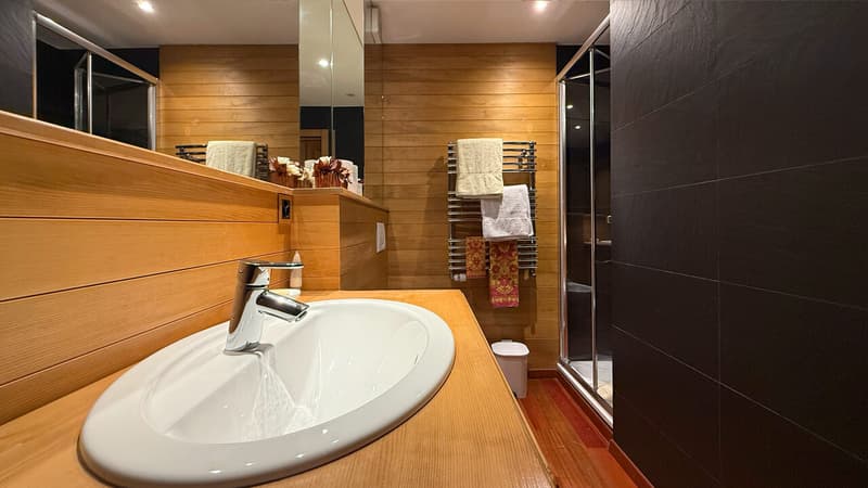 Salle de douche pour les chambres simples / Shower room for single rooms / Bagno con doccia per le camere singole