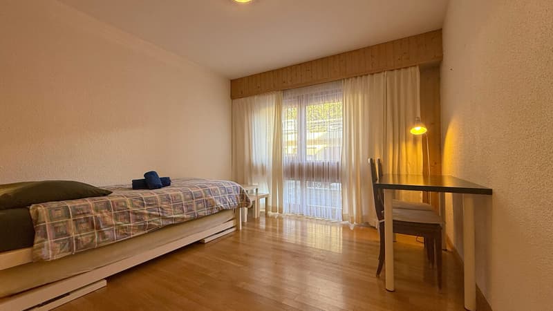 Espace chambre / séjour avec vue Nord / Bedroom/living room area with north-facing view / Camera da letto/soggiorno con vista su nord