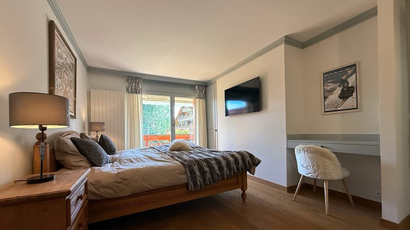 Chambre principale avec coin bureau / Master bedroom with study area / Camera da letto principale con zona studio