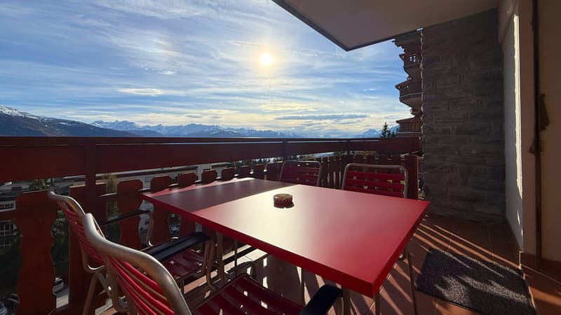 Large balcon avec vue panoramique sur les Alpes / Large balcony with panoramic view of the Alps / Ampio balcone con vista panoramica sulle Alpi