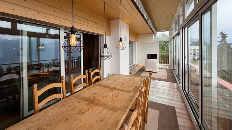 Jardin d'hiver avec vitrages pouvant être ouverts / Winter garden with windows that can be opened / Giardino d'inverno con vetrate apribili