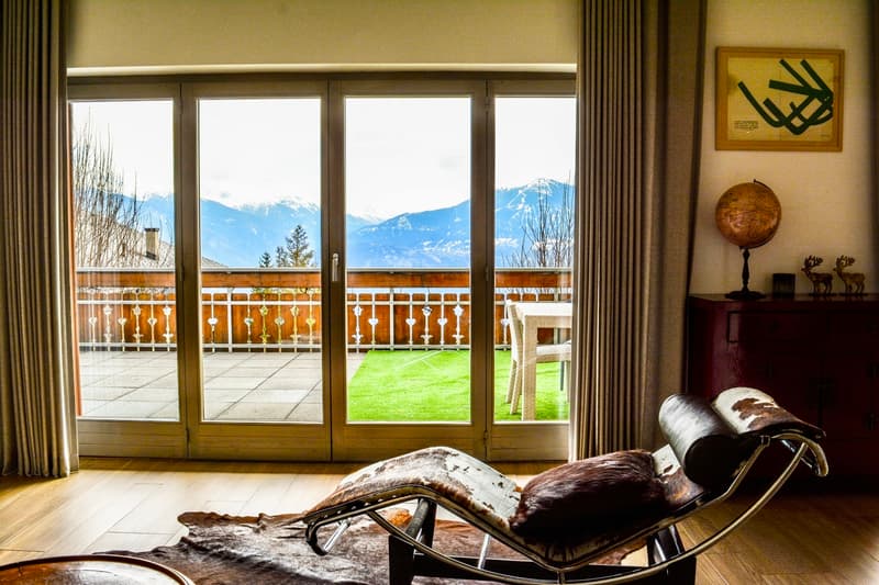 Vue sur les montagnes depuis le salon / Mountain views from the living room / Vista sulle montagne dal soggiorno