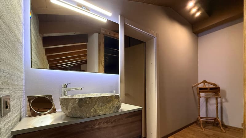 Chambre 1 - Lavabo / Dressing / Bedroom 1 - Washbasin / Dressing room / Camera da letto 1 - Lavandino / Spogliatoio