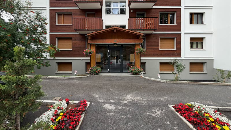 Entrée de l'immeuble Rainbow A / Entrance to the Rainbow A Building / Ingresso dell'edificio Rainbow A