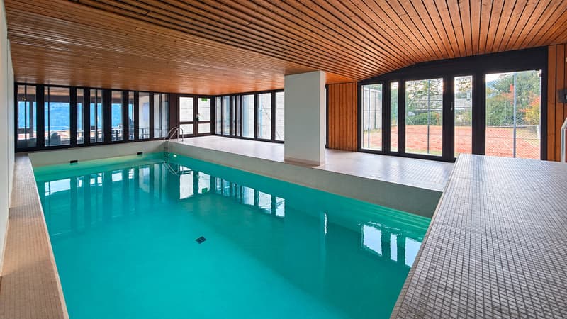 Piscine intérieure de la résidence / The residence's indoor pool / Piscina coperta del complesso residenziale