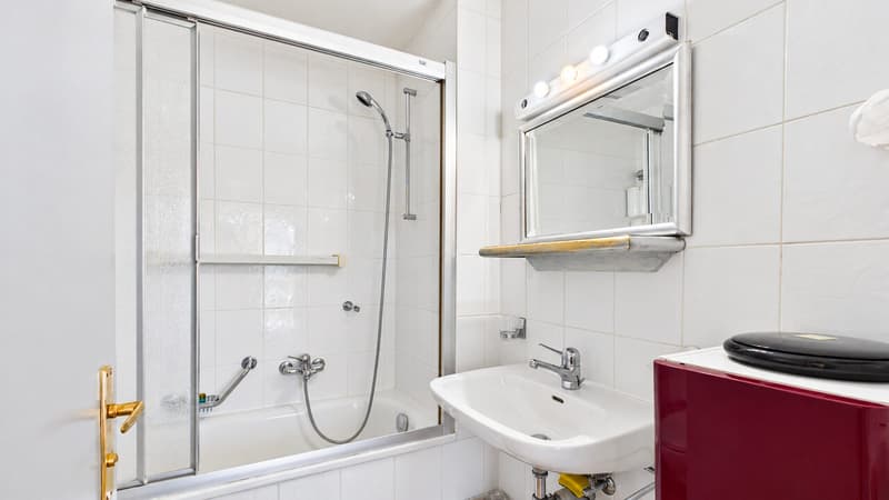 Salle de bain 1 - Vue 1 / Bathroom 1 - View 1 / Bagno 1 - Vista 1
