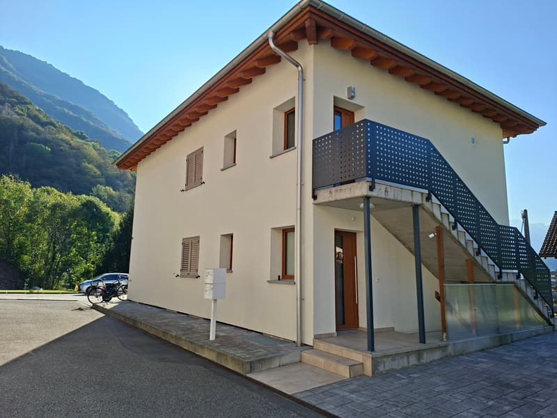 Casa bifamiliare con vista sulle montagne a Claro (3)