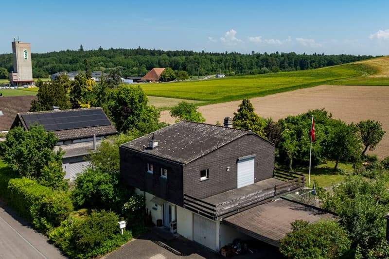 Wohnen am Dorfrand: 5.5 Zimmer Einfamilienhaus direkt an der Landwirtschaftszone (1)