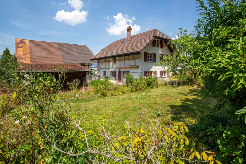 Stöckli mit 2 Wohnungen und grossem Garten (1)