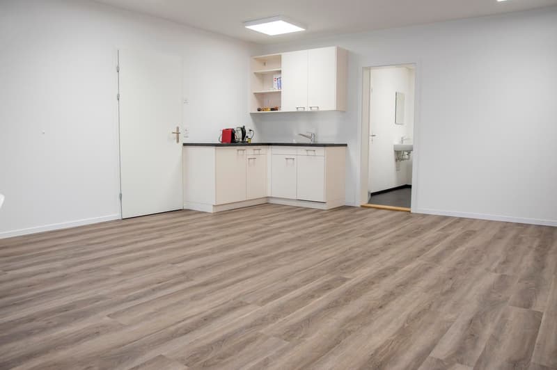 Uffici moderni ampliati e luminosi con cafeteria (2)