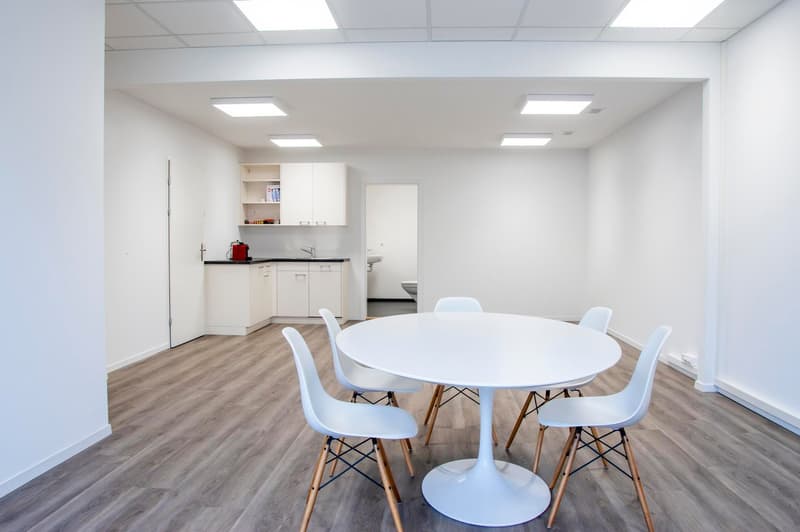 Uffici moderni ampliati e luminosi con cafeteria (1)