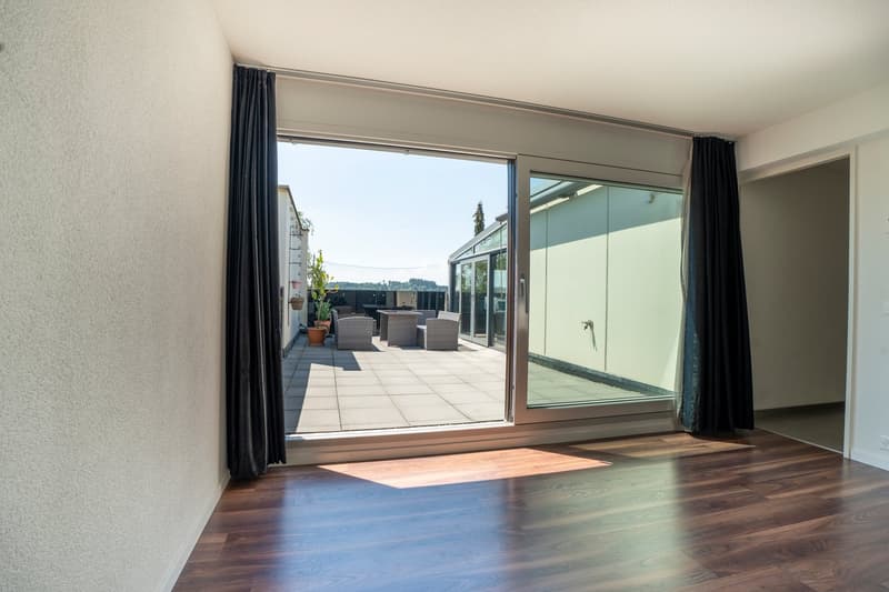 Raumwunder im ruhigen Quartier - Top Aussicht - Grosse Terrasse - Sitzplatz (10)