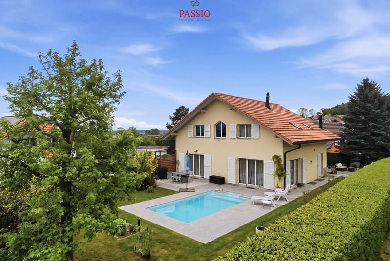 Elegantes 6.5-Zimmer-Einfamilienhaus mit Pool und Gartenoase (1)