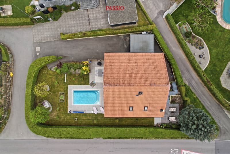 Elegantes 6.5-Zimmer-Einfamilienhaus mit Pool und Gartenoase (2)