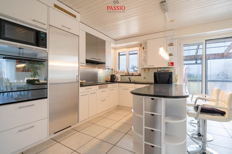 12-Zimmer 2-Familienhaus mit Pool & unverbaubarer Lage nahe Bern (5)