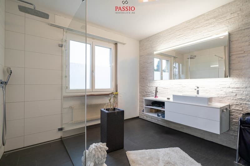 12-Zimmer 2-Familienhaus mit Pool & unverbaubarer Lage nahe Bern (10)
