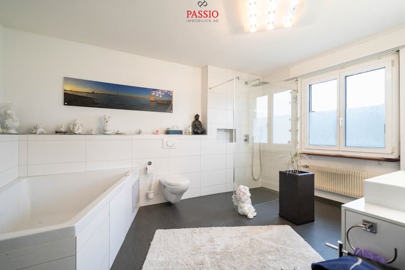 12-Zimmer 2-Familienhaus mit Pool & unverbaubarer Lage nahe Bern (9)
