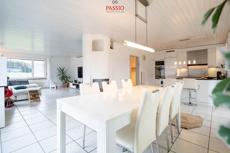 12-Zimmer 2-Familienhaus mit Pool & unverbaubarer Lage nahe Bern (6)